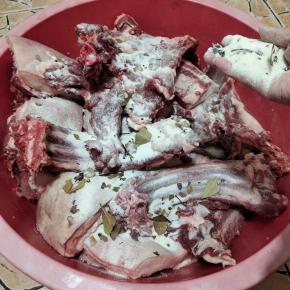 先把炒好的腌料均匀的撒在肉上！