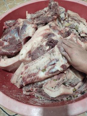 在用手涂抹揉搓，让每一块肉肉，排骨都均匀的裹上腌料！再给它们按摩一会儿，腌制的更透，更入味儿！