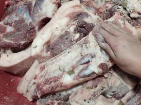 在用手涂抹揉搓，让每一块肉肉，排骨都均匀的裹上腌料！再给它们按摩一会儿，腌制的更透，更入味儿！