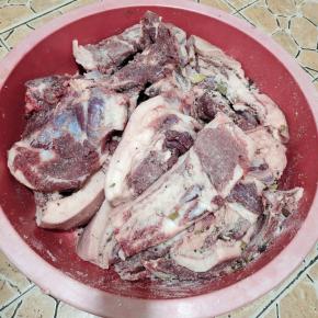 用东西把盆里的肉肉盖一下，以防猫狗来家里偷吃！腌制四五天！