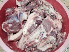 用东西把盆里的肉肉盖一下，以防猫狗来家里偷吃！腌制四五天！