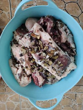 中途翻动几次！为了方便翻动，我用两个盆来回捯饬！