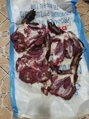 烙干净的猪蹄，用刀把猪腿划开，这样腌制的更入味儿！（要不然猪腿太厚，里面腌不透，容易发臭！）