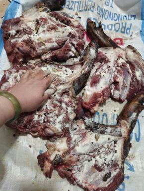 先均匀的撒一层盐，再用手涂抹揉搓均匀，让猪蹄两面都均匀的涂抹一层腌料！