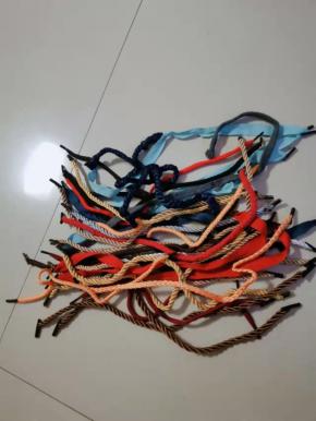 平时买鞋子手提袋上的绳子我都没舍得扔，全部收集起来，过几天挂腊肉用！