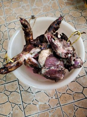 腌制好的猪蹄上戳一个小洞，穿上绳子！