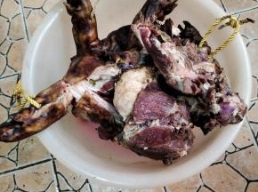 腌制好的猪蹄上戳一个小洞，穿上绳子！
