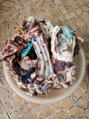 腌好的腊肉和腊排骨也戳一个小洞，穿上绳子，绑紧实！