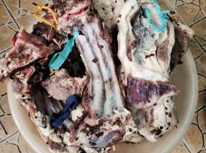 腌好的腊肉和腊排骨也戳一个小洞，穿上绳子，绑紧实！