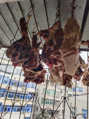 挂在阳台上通风处晾晒20天左右，用保鲜膜包好或者抽真空包装，收进冰箱冷冻保存！吃的时候提前拿出来解冻，泡软，煮熟，就可以炒着吃了，特别香！