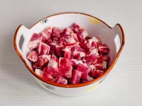 梅花肉洗净切方块。