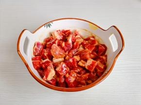 抓拌均匀腌制30分钟。