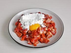 腌制好的肉中加蛋黄，淀粉。