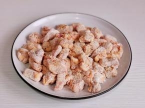分次加入淀粉，抓拌至每块肉均匀裹上淀粉即可。