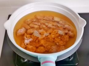 油温六成热放入肉块。