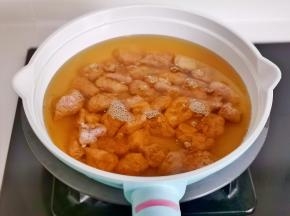 油温六成热放入肉块。