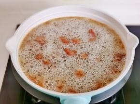 中小火炸至金黄捞出控油。