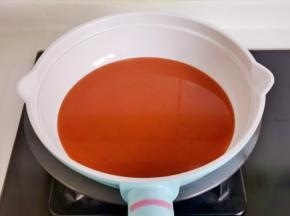 糖醋汁倒入锅中。