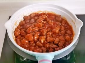 倒入炸好肉块。