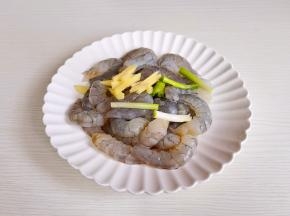 虾仁洗净加姜丝葱白。