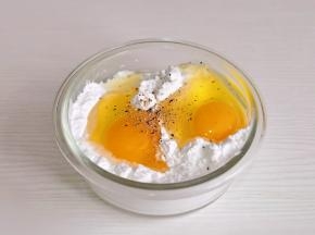 淀粉中磕两枚蛋加黑胡椒。