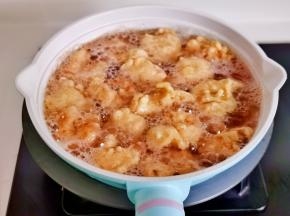 油温再次升高复炸金黄捞出。