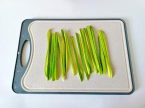 西葫芦洗净切成长条。