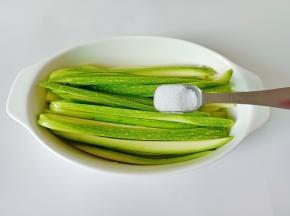 把西葫芦放在碗里加一勺盐。