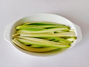 抓拌均匀腌制出水【腌制好后清水冲洗再捏一下水分】