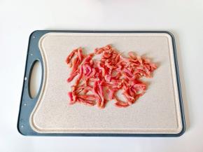里脊肉切成细丝。