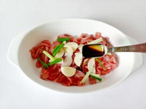 加上生抽一勺。