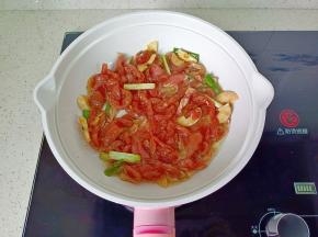 热锅热油下肉丝翻炒。