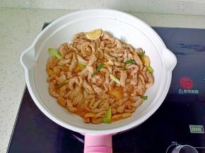 翻炒到肉松变色。