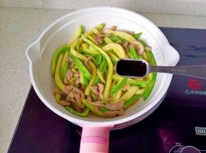 加一勺生抽调味即可【西葫芦经过腌制有咸味】