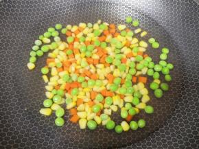 锅里放水烧开，下入豌豆、玉米粒和胡萝卜焯熟。 