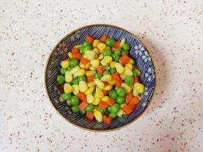 捞出过凉水，控一下水分备用。 