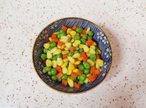 捞出过凉水，控一下水分备用。 