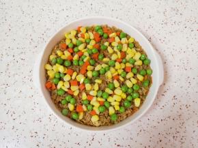 先铺上三分之二的彩蔬粒。 