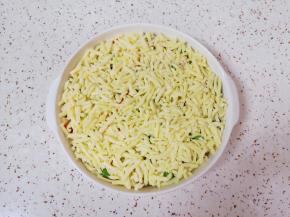 再铺上马苏里拉芝士。 