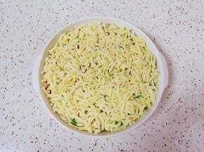 再铺上马苏里拉芝士。 