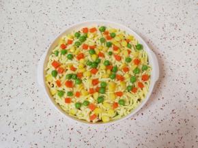 最后撒上剩下的三分之一彩蔬粒。 