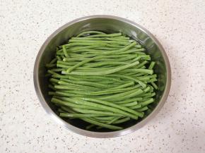 豇豆择一下，用淡盐水浸泡10分钟左右清洗干净。 