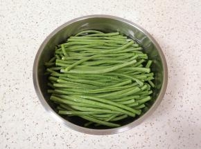 豇豆择一下，用淡盐水浸泡10分钟左右清洗干净。 