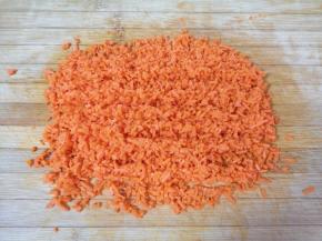 胡萝卜先用擦丝器擦成细丝，再剁成碎末。 