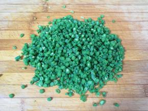 控过水分的豇豆切碎。 