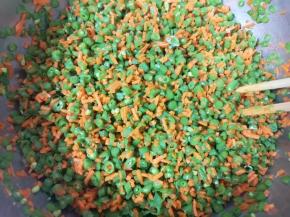 加入胡萝卜碎搅拌均匀。 