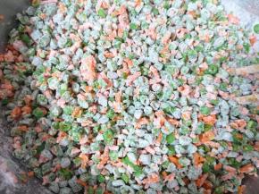 加入面粉搅拌均匀。 