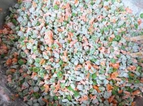 加入面粉搅拌均匀。 