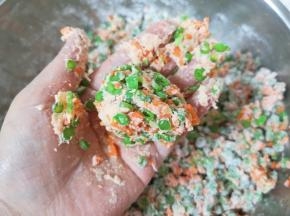 用手捏一下能成团即可。 