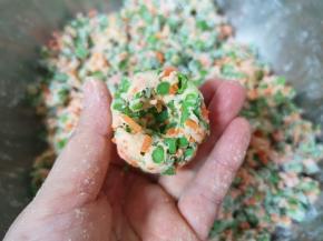 将豇豆面粉揉捏成一个圆球状，用大拇指转圈旋出窝窝，一个豆角窝窝就做好了，如图。 